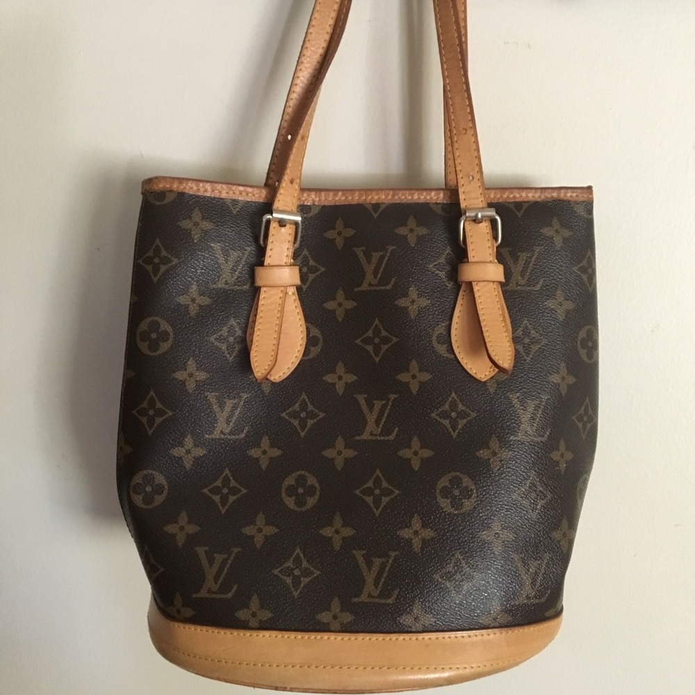 Small bucket bag